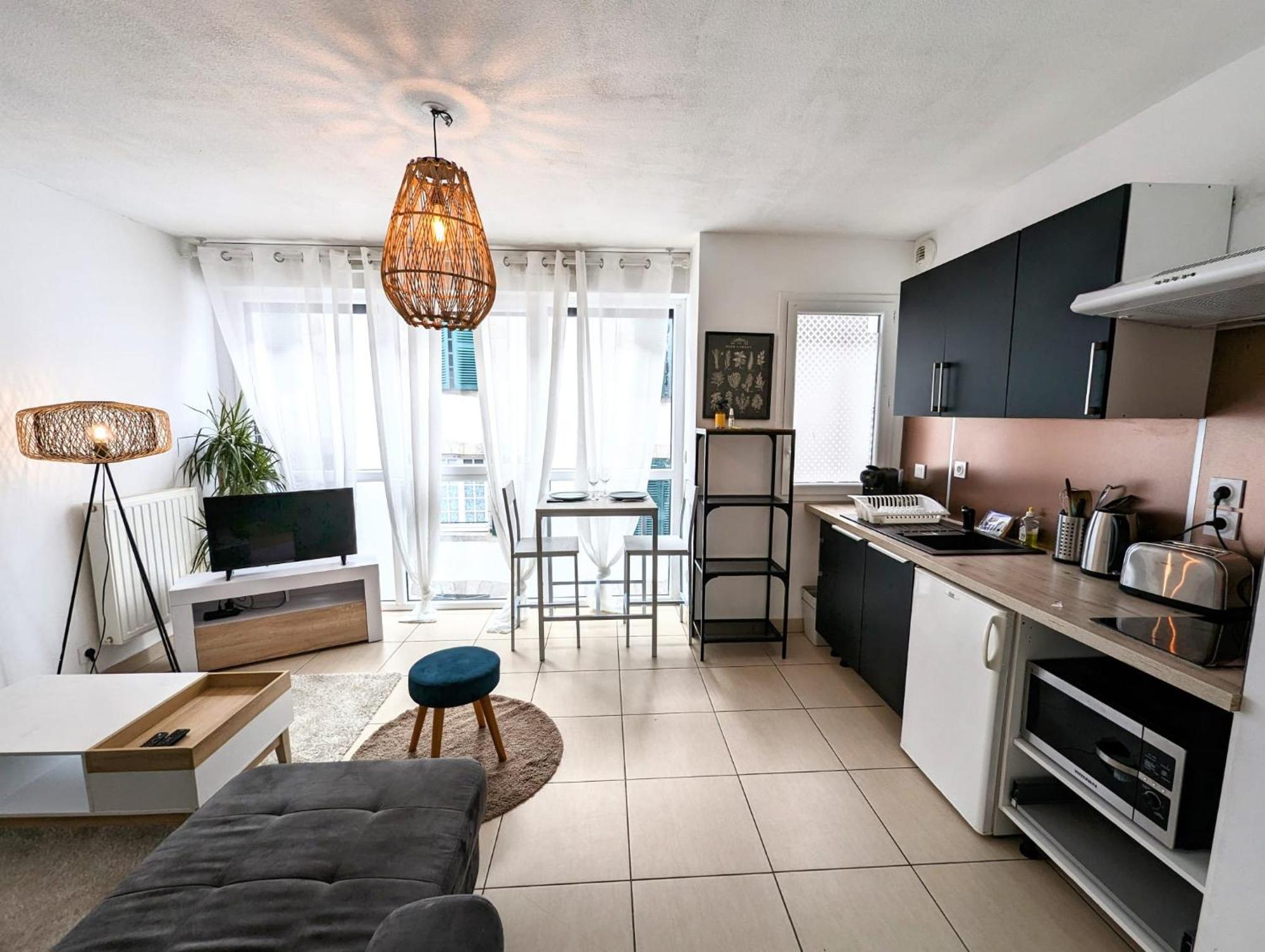 Vitrail Yourhosthelper Apartment